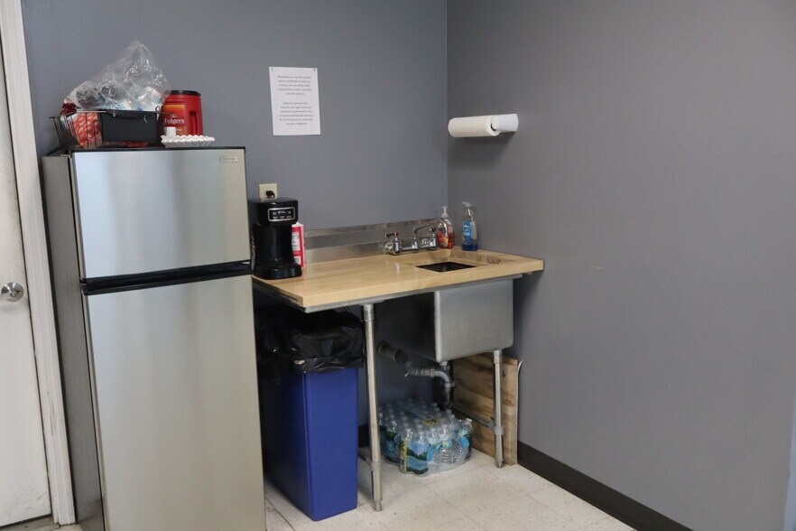 More Photos Of 250 Ram Blvd, Midway Warehouse For Lease