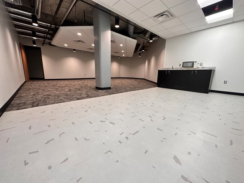 More Photos Of 280 N Old Woodward Ave, Birmingham Office For Lease