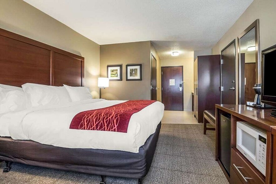 More Photos Of 120 W Stevenson Rd, Ottawa Hotel For Sale