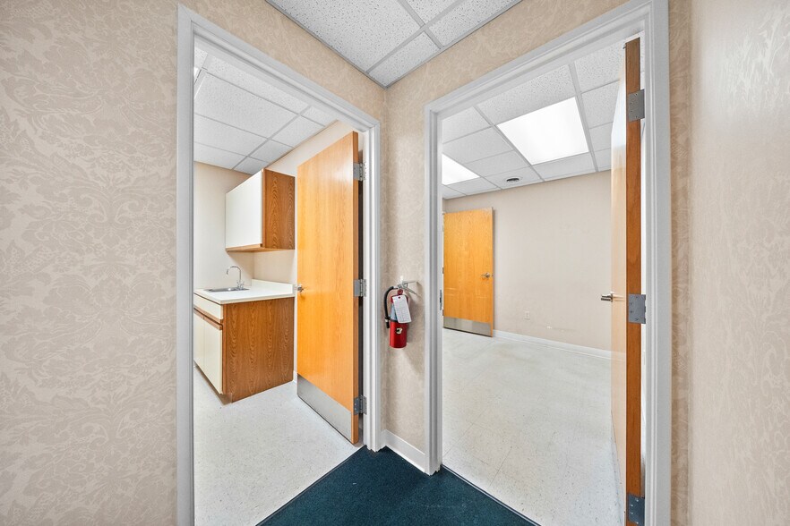 More Photos Of 1901 Winchester Ave, Ashland Office For Sale