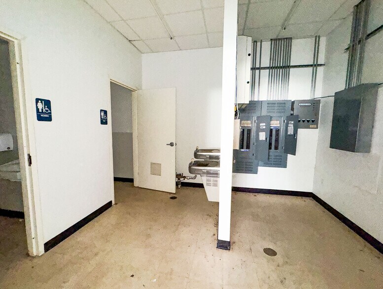 More Photos Of 1106 Conrad Hilton Blvd, Cisco Freestanding For Sale