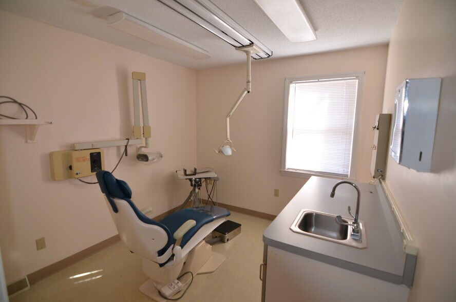 More Photos Of 180 Poquonock Ave, Windsor Medical For Lease