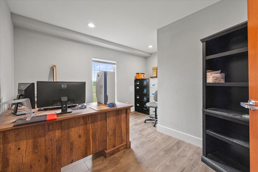 More Photos Of 1101 Willy Vester Rd, Van Alstyne Warehouse For Sale