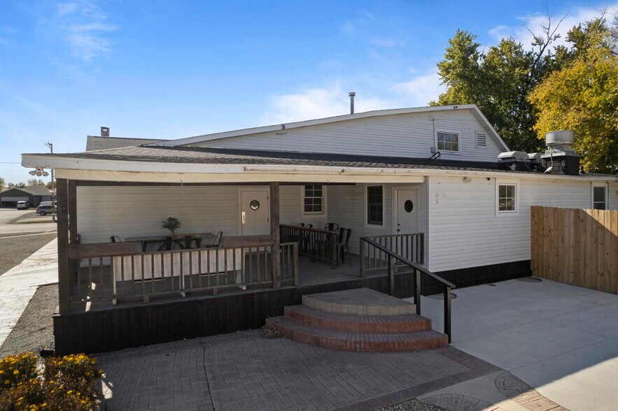 More Photos Of 109 E B St, Cedar Creek Freestanding For Sale