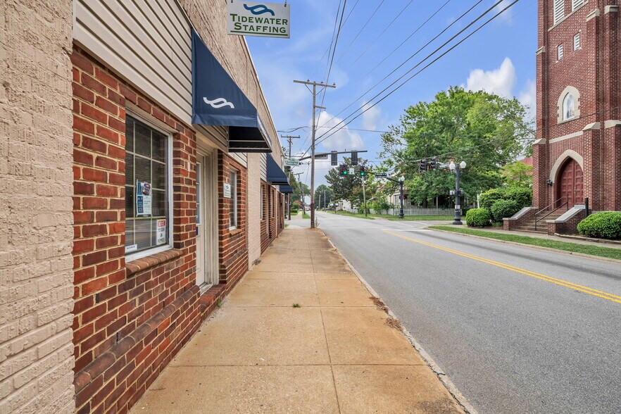 More Photos Of 600-604 W Washington St, Suffolk Storefront Retail Office For Sale