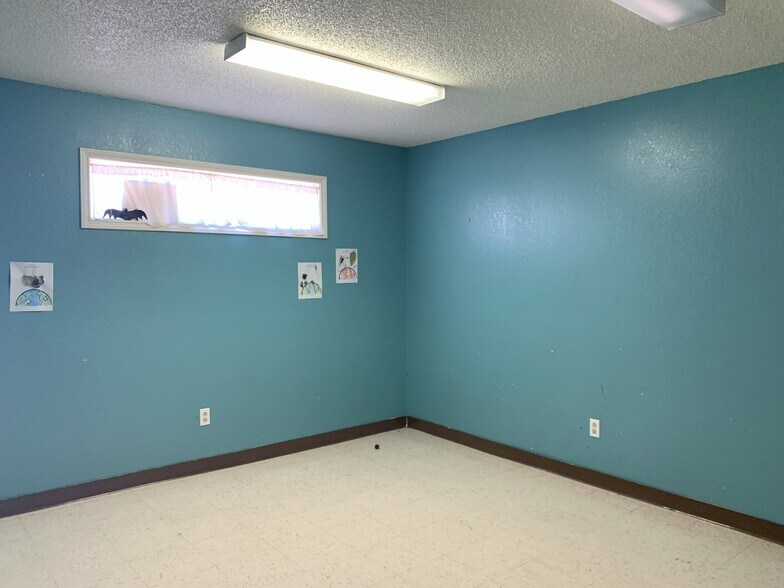 More Photos Of 2202 Upland Ave, Lubbock Flex For Sale
