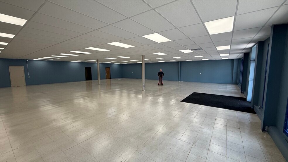 More Photos Of 1103 S Cliff Ave, Sioux Falls General Retail For Lease