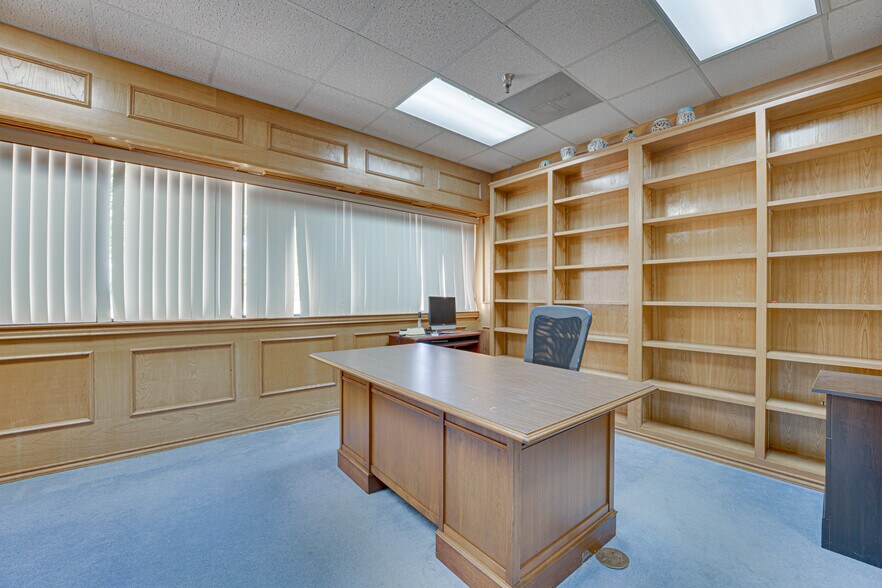 More Photos Of 2909 S Hampton Rd, Dallas Medical For Sale