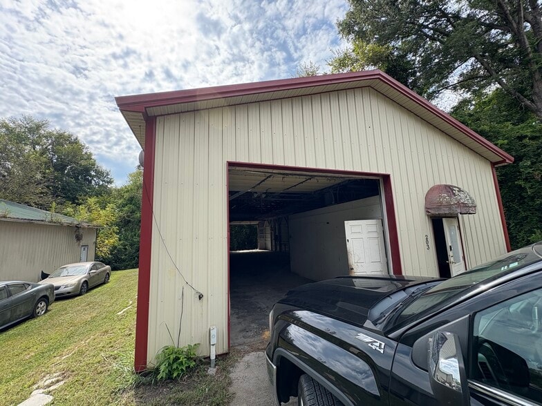 More Photos Of 203 E Harrison St, Salisbury Specialty For Lease