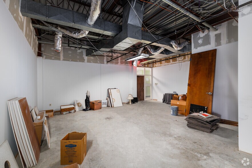 More Photos Of 8002 Discovery Dr, Richmond Medical For Lease