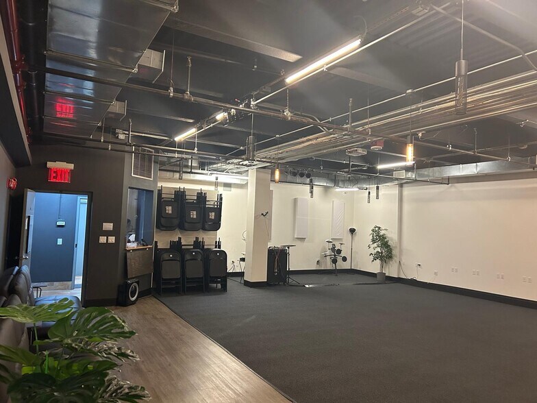 More Photos Of 5414 74th St, Elmhurst Office For Lease