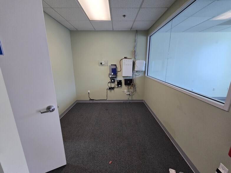 More Photos Of 805 Live Oak Dr, Chesapeake Showroom For Lease