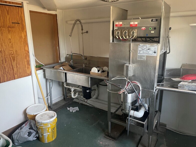 More Photos Of 330 Main Ave E, Soap Lake Freestanding For Lease