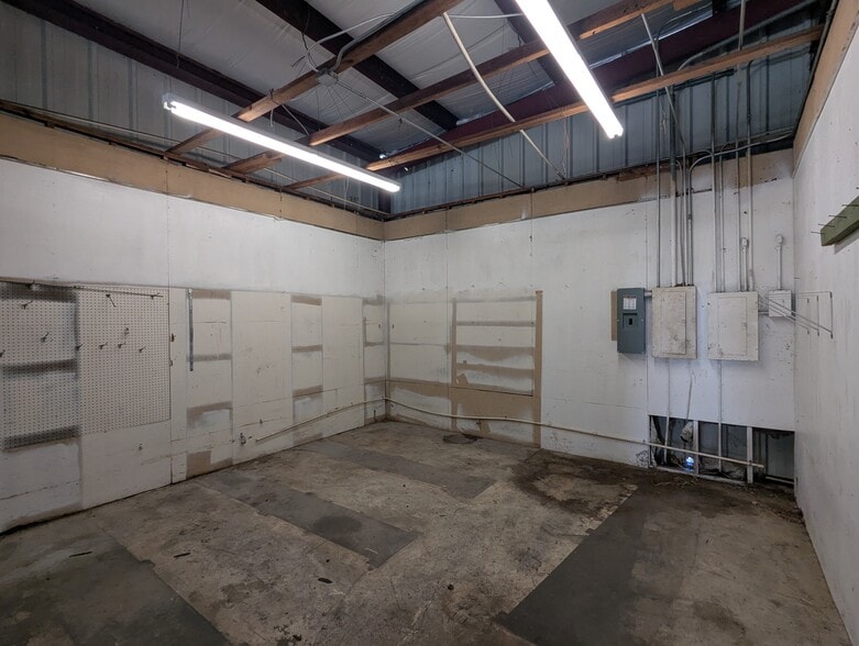 More Photos Of 635 Langham Rd, Beaumont Warehouse For Sale