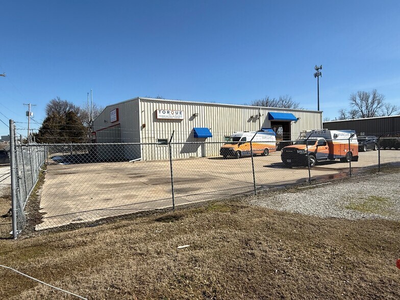 More Photos Of 10110 E 46th Pl, Tulsa Service For Lease