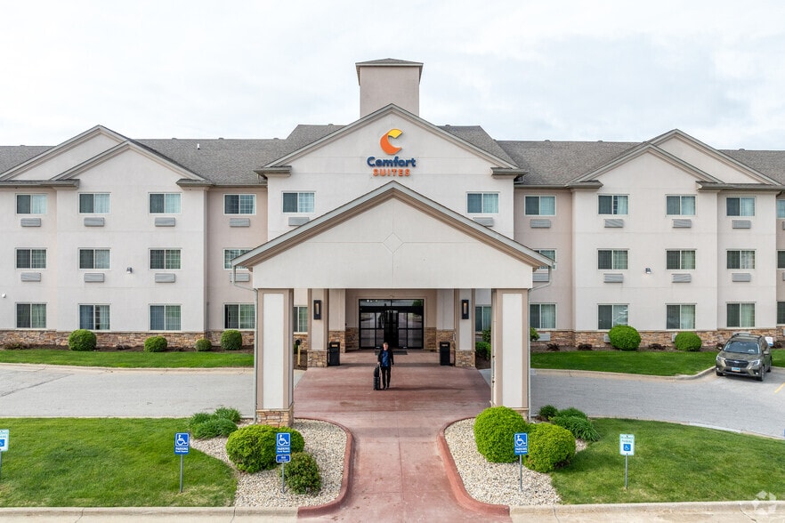 More Photos Of 1780 Stonegate Center Dr, Burlington Hotel For Lease