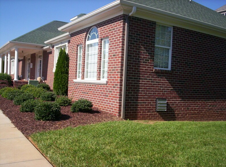 More Photos Of 2977 Crouse Ln, Burlington Medical For Lease