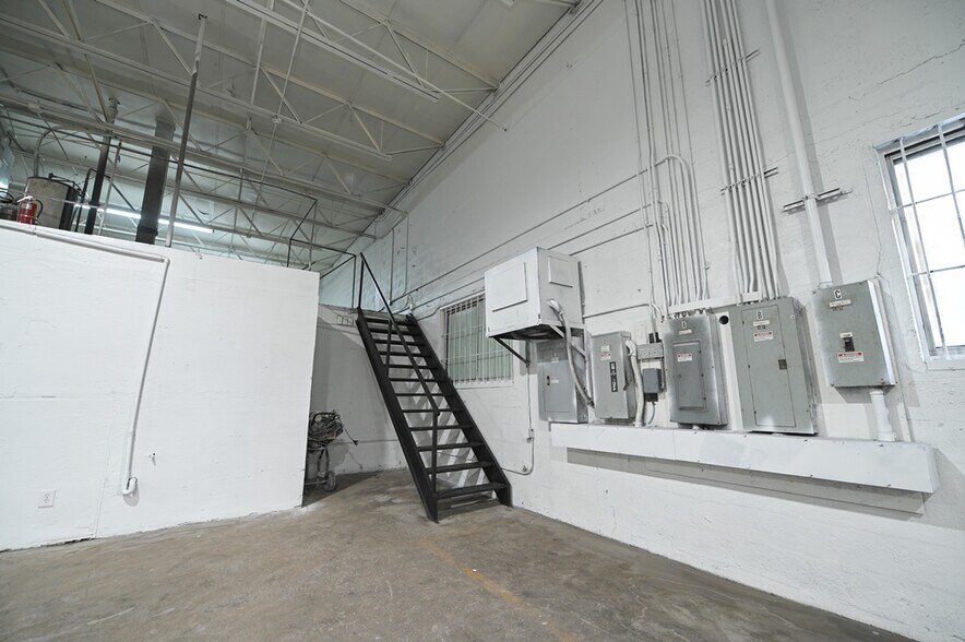 More Photos Of 3630 E 10th Ct, Hialeah Warehouse For Lease