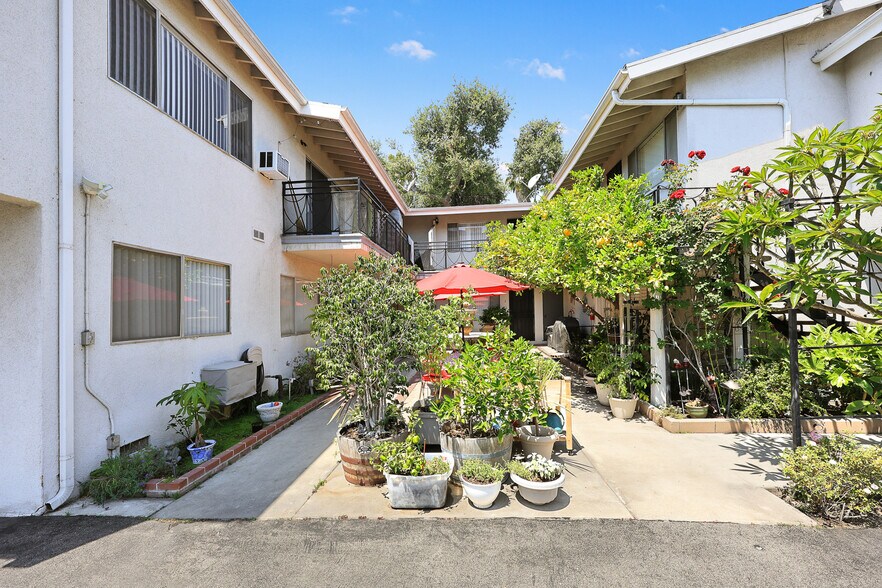 More Photos Of 11130 Huston St, North Hollywood Apartments For Sale