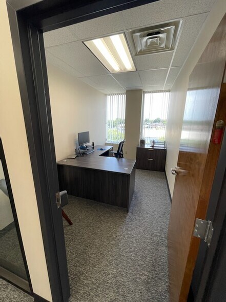 More Photos Of 125 Wolf Rd, Albany Medical For Lease