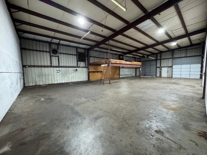 More Photos Of 8508 Rannie Rd, Houston Warehouse For Lease
