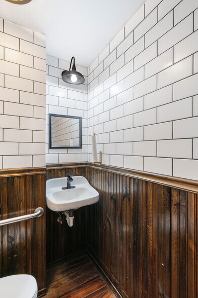 More Photos Of 901 Franklin Ave, Lexington General Retail For Sale