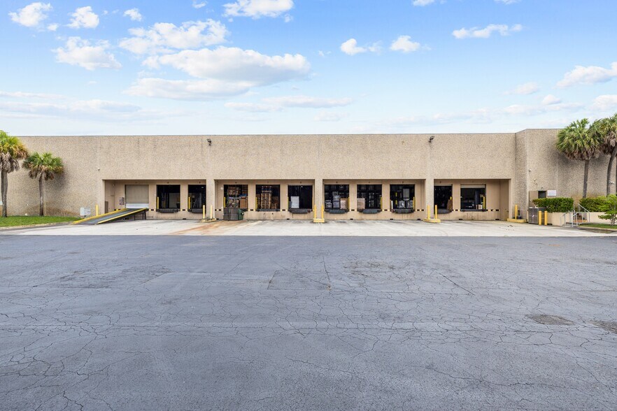 More Photos Of 1120 NW 165th St, Miami Warehouse For Lease