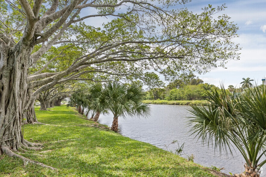 More Photos Of 2290 10th Ave N, Lake Worth Unknown For Lease