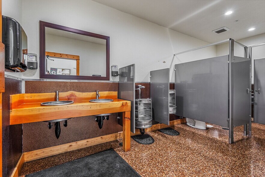 More Photos Of 555 9th St NW, Salem Bar For Lease