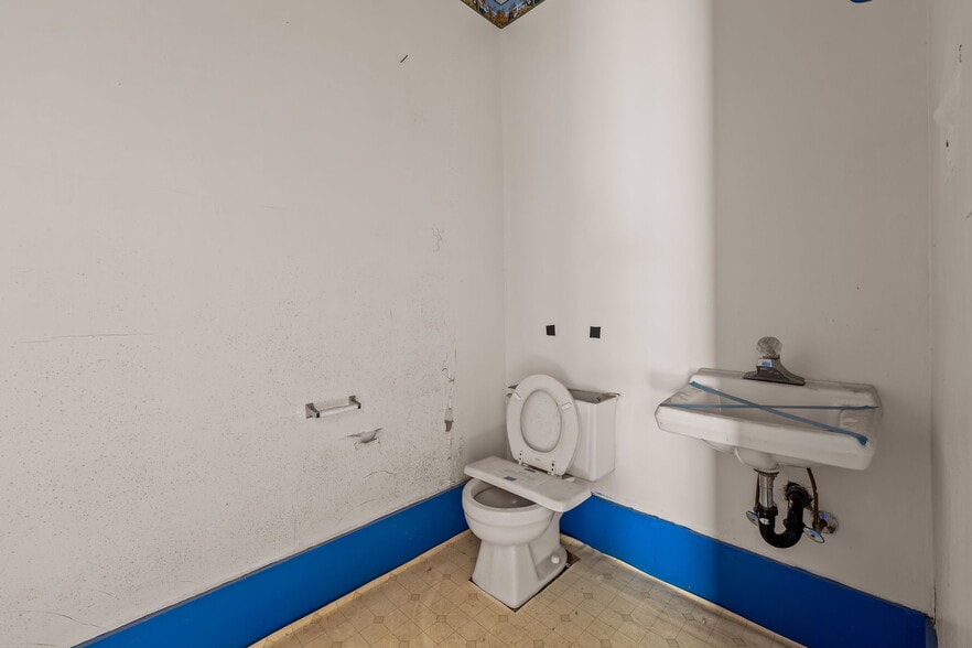 More Photos Of 220-222 S Scales St, Reidsville Storefront Retail Office For Sale