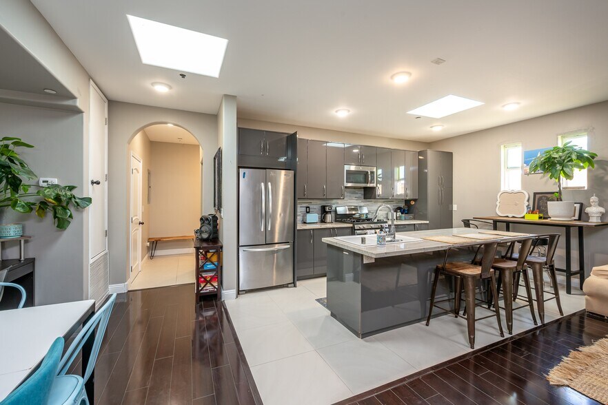 More Photos Of 4741 Point Loma Ave, San Diego Storefront Retail Residential For Sale