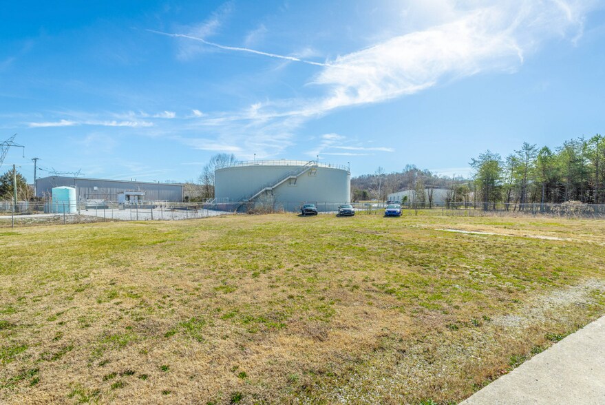 More Photos Of 218 Industrial Park Dr, Soddy Daisy Light Distribution For Sale