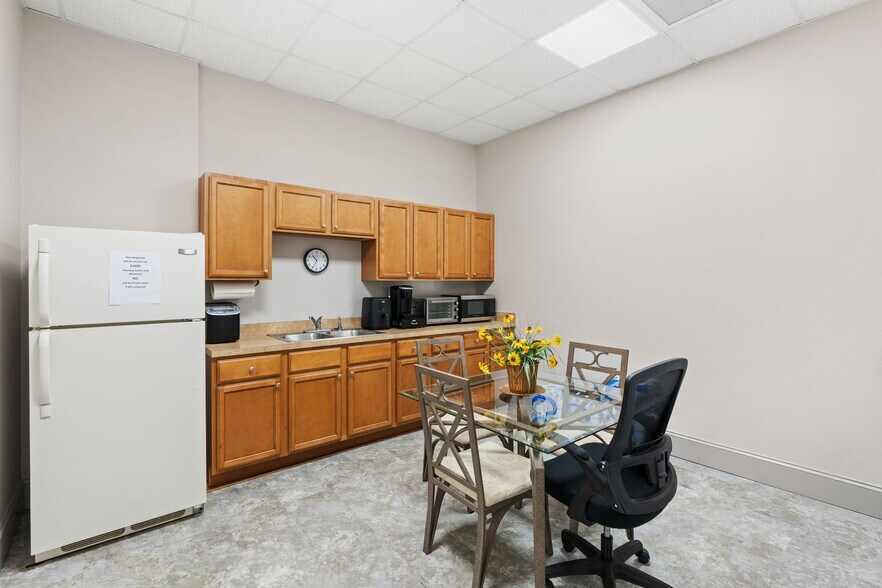 More Photos Of 585 Commonwealth Blvd, Port Orange Manufacturing For Sale