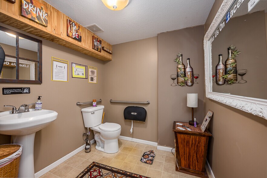 More Photos Of 620 Cherokee St, Leavenworth Storefront For Sale