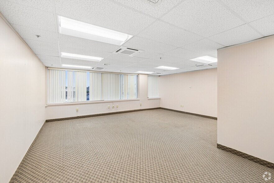 More Photos Of 1985 Main St, Springfield Storefront For Lease