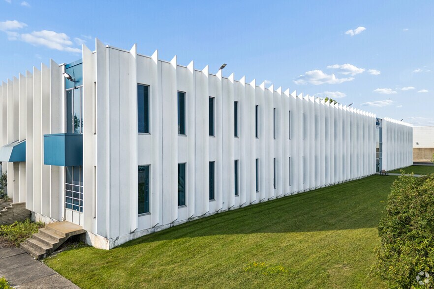 More Photos Of 1710 Rte Transcanadienne, Dorval Distribution For Lease