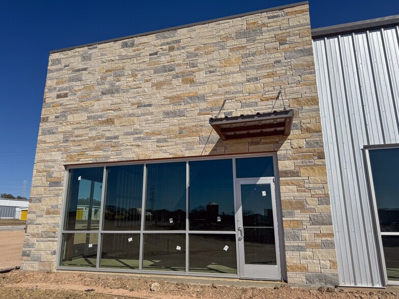More Photos Of 2205 Warehouse Cir, Marble Falls Flex For Lease