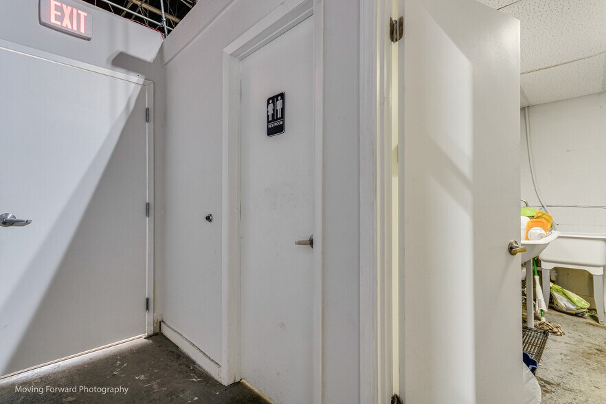More Photos Of 1340 Louis Ave, Elk Grove Village Warehouse For Lease