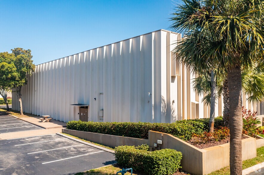 More Photos Of 2100-2290 SW 71st Ter, Davie Warehouse For Lease