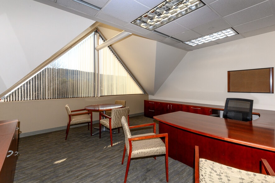 More Photos Of 86 Hopmeadow St, Simsbury Office For Sale