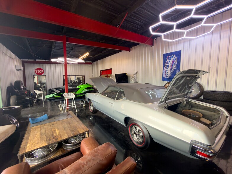More Photos Of 1401 Barrancas Ave, Pensacola Showroom For Sale