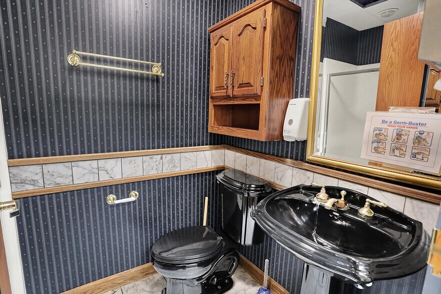 More Photos Of 711 W Gardner Dr, Marion Medical For Sale