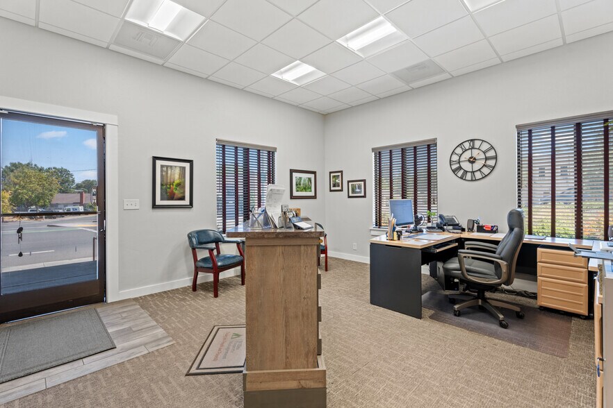 More Photos Of 16 W Valley St, Willits Office For Lease