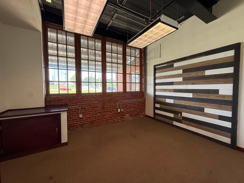 More Photos Of 601 N National Ave, Springfield Office For Lease