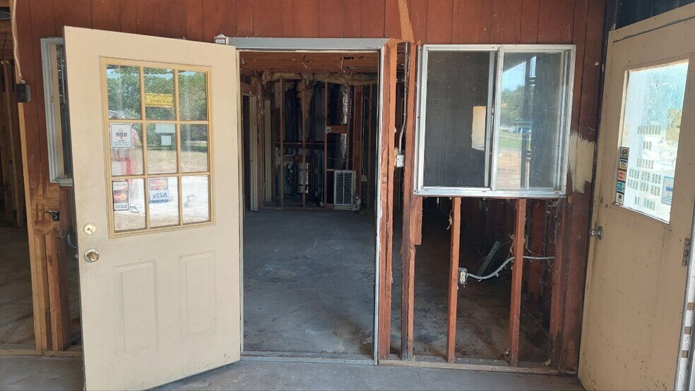 More Photos Of 610 New York St, Navasota Flex For Lease