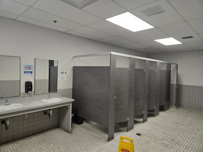 More Photos Of 5855 Carbonmill Dr, South Bend Distribution For Lease