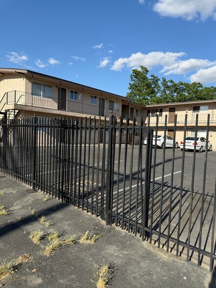 More Photos Of 1700 Lincoln St, Bakersfield Apartments For Sale