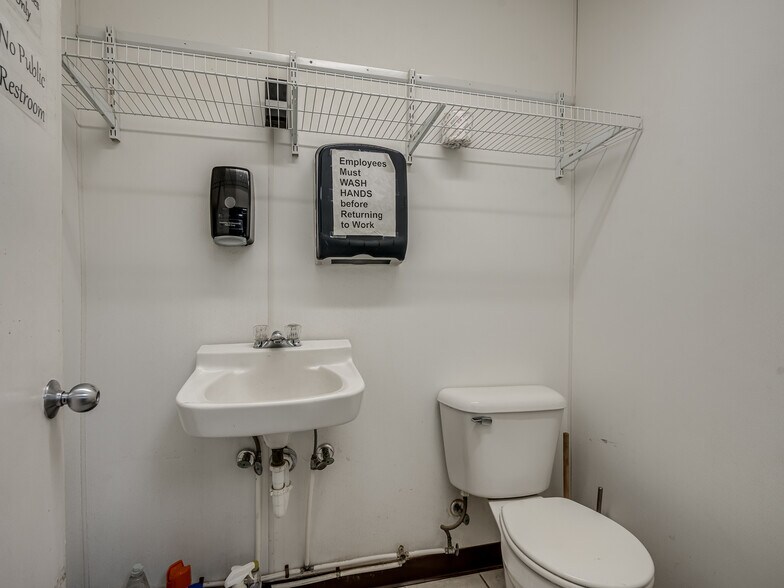 More Photos Of 200 N Broadway Ave, Geary Convenience Store For Sale