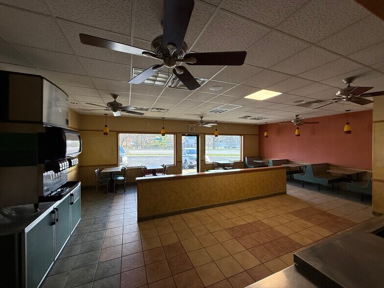 More Photos Of 304 S Obannon St, Raymond Fast Food For Lease