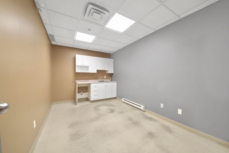 More Photos Of 1550 Rue de Coulomb, Boucherville Flex For Sale